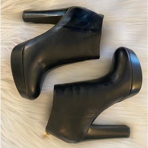 MICHAEL KORS • “LESLY” • Genuine Leather Booties in Black • Size 8